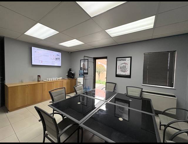 700M² OFFICE FOR SALE IN FOURWAYS
